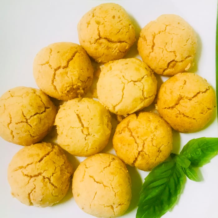 A8. Almond Cookies (Bánh Hạnh Nhân).